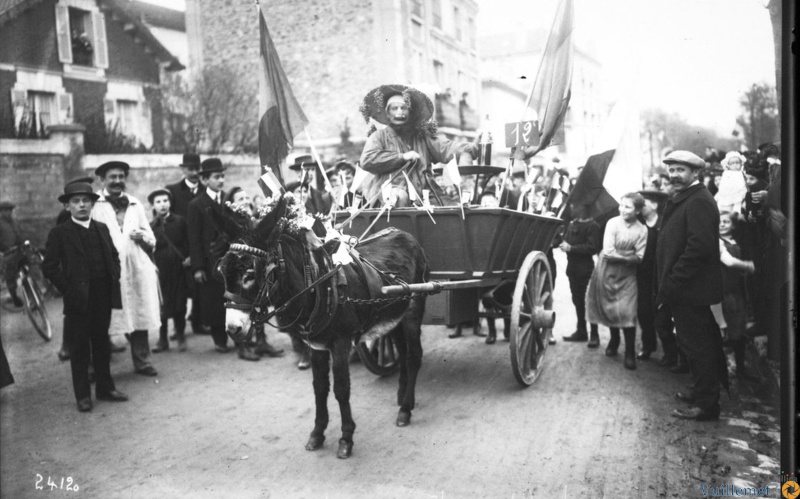  20-10-12, Argenteuil, fête des vendanges [charrette tirée par un âne, guidée par un homme déguisé]