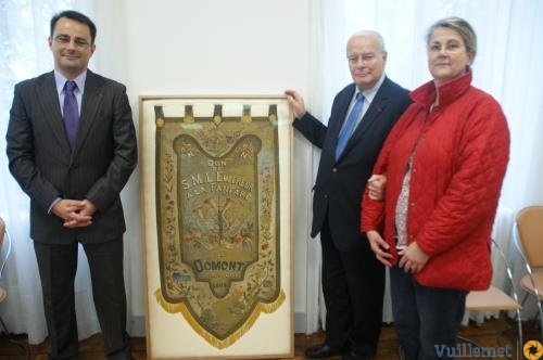 Présentation de la banniere offerte par S M L'Empereur pour la fanfare de Domont apres restauration par les élus de Domont et de la restauratrice .
elu.jpg