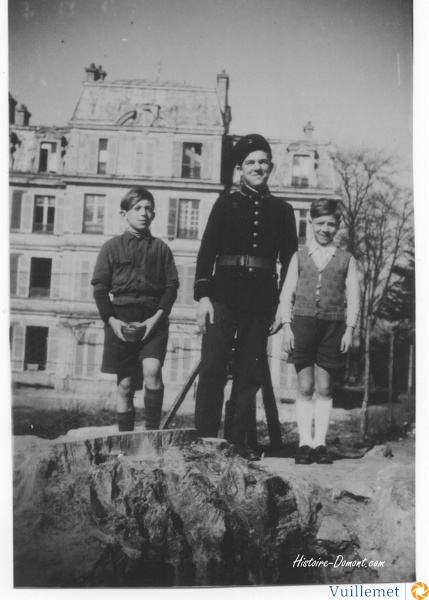DOMONT 1949/50 : Devant la Mairie Les Chevrier.
Remerciements à François Chevrier pour sa contribution pour l'histoire de Domont. . 1949-50.M.jpg