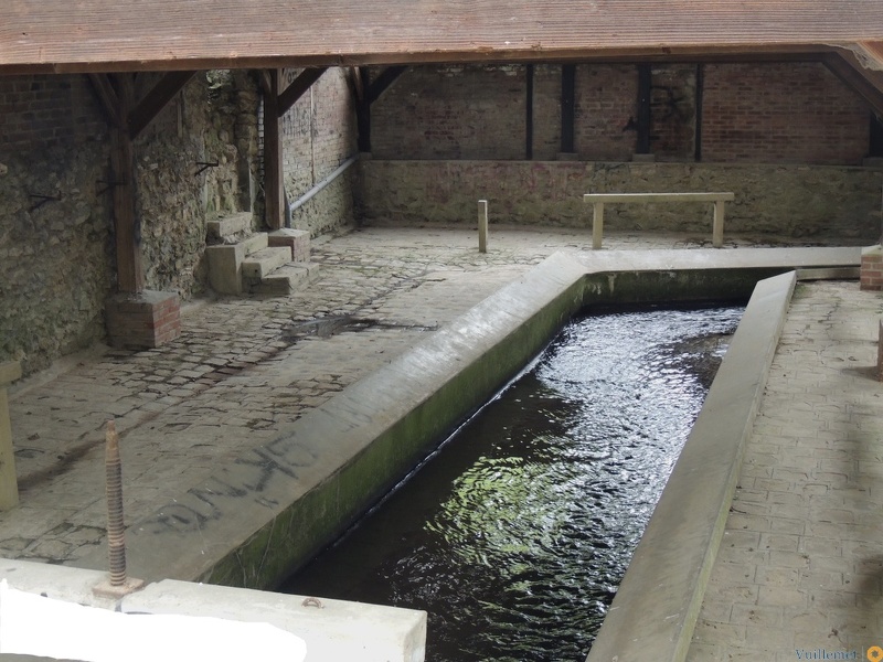 Un petit bâtiment, protégé des courants d'air par deux murs, abrite le lavoir dont l'alimentation en eau provient de la dérivation du rû du Bois-Corbon. La paroi orientale est percée de fenêtres pour donner l'éclairage. Les ustensiles des lavandières, hottes, augets, battoirs, planches étaient suspendus après usage sur des supports fixés sur le mur occidental. Dscn3694.jpg