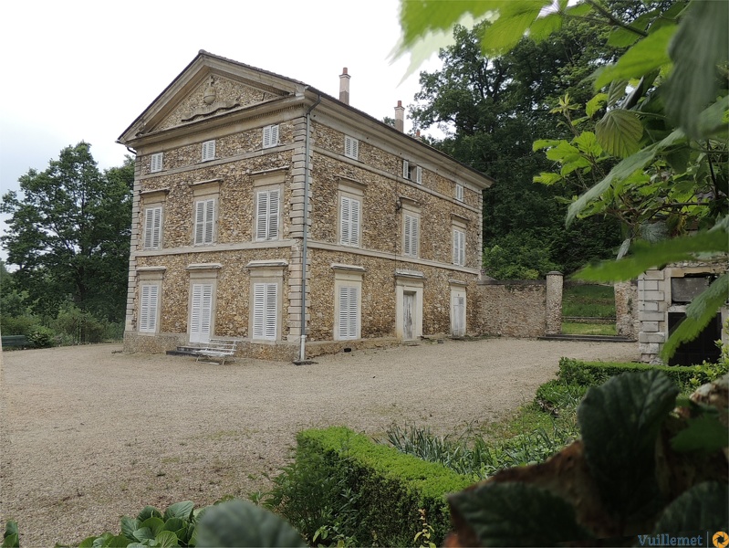 Le tragédien Jean Mauduit Larive (1747-1827), maire par intermittence de 1802 à 1824, crée ce domaine, autrement appelé Moulin Larive, en hauteur du coteau. La maison, autrefois entourée d'une varangue, conserve l'aspect des demeures de la fin du XVIIIe siècle. En voulant exploiter les sources qu'il découvre dans son parc et y aménager une ville d'eau dans l'intention de concurrencer Enghien, le propriétaire manque de provoquer une catastrophe dans le village, un torrent d'eau et de boue ayant envahi les habitations. Par la suite, la terre est morcelée en trois propriétés, nommées respectivement Le Moulin Larive, ayant inondé un temps à l'abbé de Mun, qui applique ses armoiries au fronton, Le Hameau Larive, devenu une maison de retraite, et Le Bois Larive.Source:Topic-topos.com
Image1.jpg