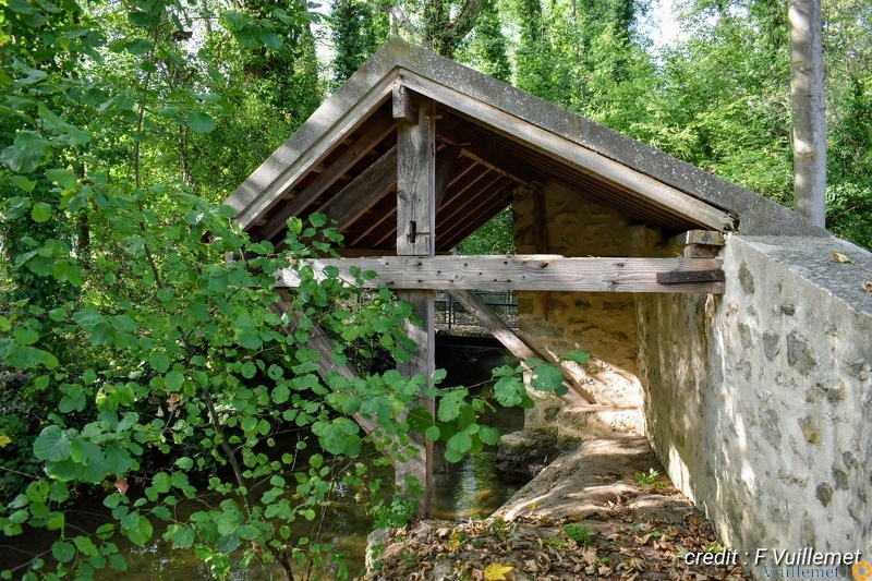 VALANGOUJART: Lavoir sur le Sausséron fin XIXe siècle ou au début du XXe siècle / L'ancienne gare / l'ancienne prison de la commune. Rencontre avec Monsieur Jean-Jacques Barreaux Maire Adjoint-Adjoint délégué aux travaux et passionné d'histoire avec humour il m'explique que la commune à conservé sa prison mais qui n'est pas classé monument historique ! (situé derrière le lavoir).Le Lavoir fut restauré il y a deux ans. Avec le rachat de l'ancienne gare la municipalité a pour projet l'aménagement de l'ensemble du site pour un meilleur accueil du public. Sensible à la préservation du patrimoine il m'indique que nous avons pour projet le clocher à restaurer . DSC_0551_4.jpg