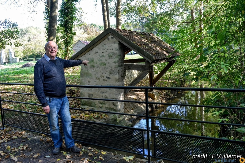 VALANGOUJART: Lavoir sur le Sausséron fin XIXe siècle ou au début du XXe siècle / L'ancienne gare / l'ancienne prison de la commune. Rencontre avec Monsieur Jean-Jacques Barreaux Maire Adjoint-Adjoint délégué aux travaux et passionné d'histoire avec humour il m'explique que la commune à conservé sa prison mais qui n'est pas classé monument historique ! (situé derrière le lavoir).Le Lavoir fut restauré il y a deux ans. Avec le rachat de l'ancienne gare la municipalité a pour projet l'aménagement de l'ensemble du site pour un meilleur accueil du public. Sensible à la préservation du patrimoine il m'indique que nous avons pour projet le clocher à restaurer . DSC_0553_1.jpg