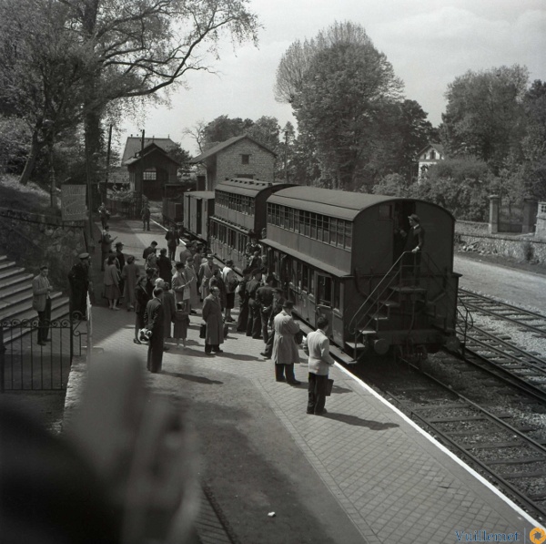 La ligne d'Enghien-les-Bain à Montmorency aussi connue sous le nom de « Refoulons » est une ligne de chemin de fer disparue à voie normale, située en France dans le département du Val-d'Oise. Elle reliait la gare d'Enghien-les-Bains à celle de Montmorency et fonctionna de 1866 à 1954.
Elle constituait la ligne no 953 000 du réseau ferré national1.Source: Wikipedia le-refoulons-photo-plotard-musee-jj-rousseau-montmorency-1-.jpg
