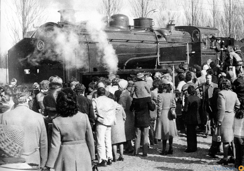 La gare, arrivée d'une 243 G 200 .jpg