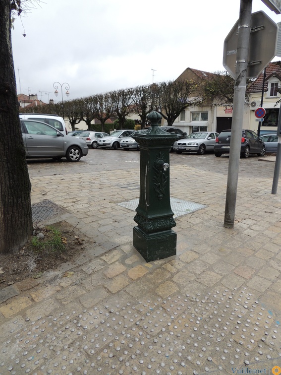 La place retrouve sa borne Fontaine 