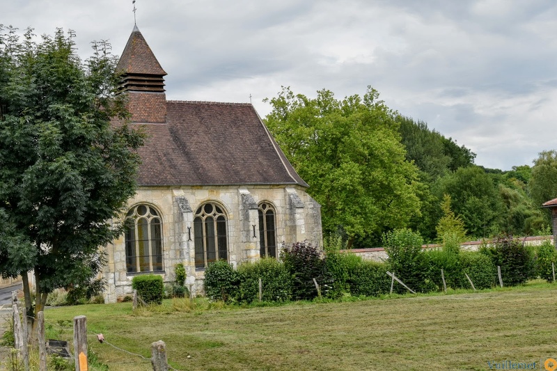 L'église de Theuville Edifiée à partir de 1508,sur une source du Sausseron, à l'emplacement d'une chapelle primitive détruite par les Anglais Le clocher est ajouté en 1855, date à laquelle l'église redevient officiellement une paroisse, ce qui avait été supprimé à la révolution française. Village fantôme ( 27 H en 2010 ) fait pour le cinéma avec le tournage du film Chocolat , la brigade tu tigre ... DSC_0082.jpg